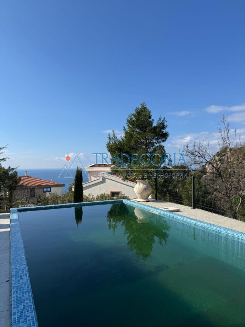 <h2>description</h2><p>A three-storey villa with a swimming pool and a garden is for sale – 560,000 euros</p><div><p> Green Belt, Bar | Magnificent se 