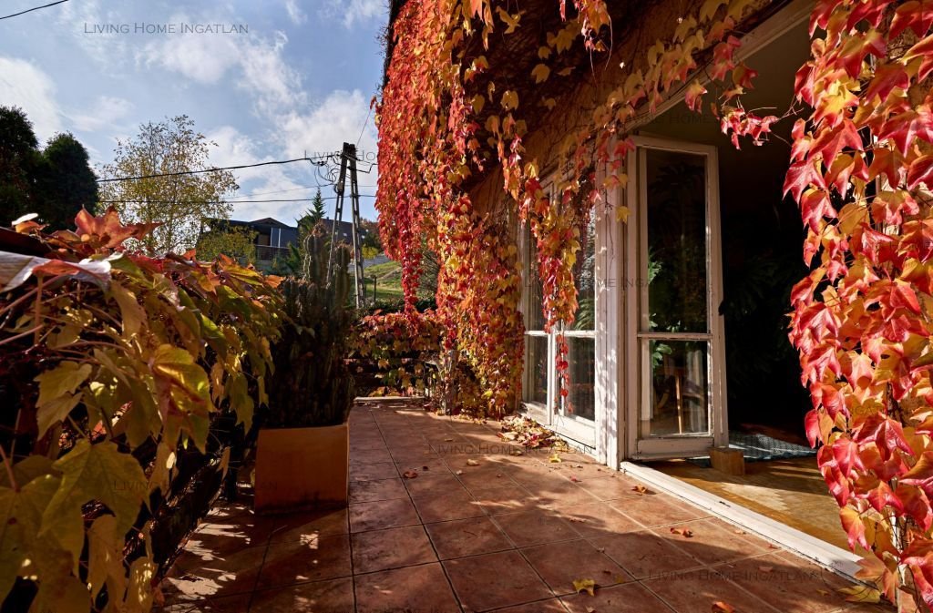 <p><strong>Páratlan hangulatú, örökpanorámás családi ház Solymáron!</strong></p>

<p>Ha Ön is a természet közelségét, a különleges atmoszférájú otthon