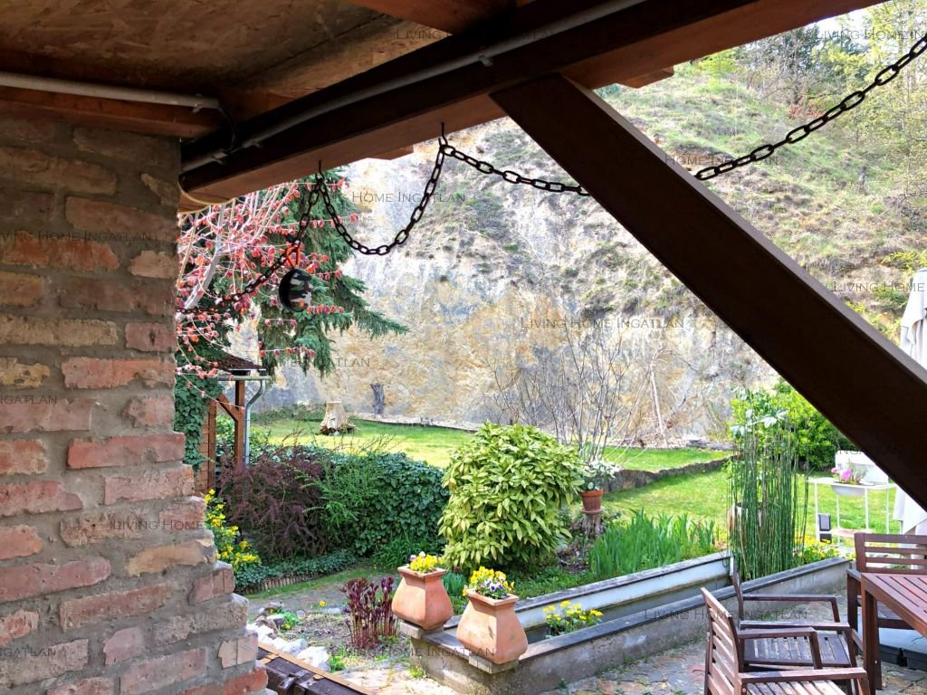 <p><strong>Páratlan hangulatú, örökpanorámás családi ház Solymáron!</strong></p>

<p>Ha Ön is a természet közelségét, a különleges atmoszférájú otthon