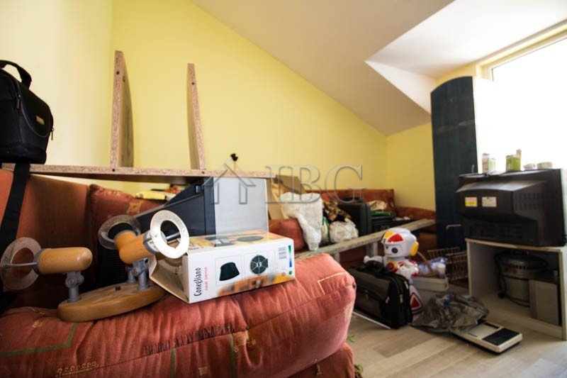 IBG Real Estates is pleased to present this bright and renovated 1-bedroom apartment, ideally located next to the main street and the Danube River, in