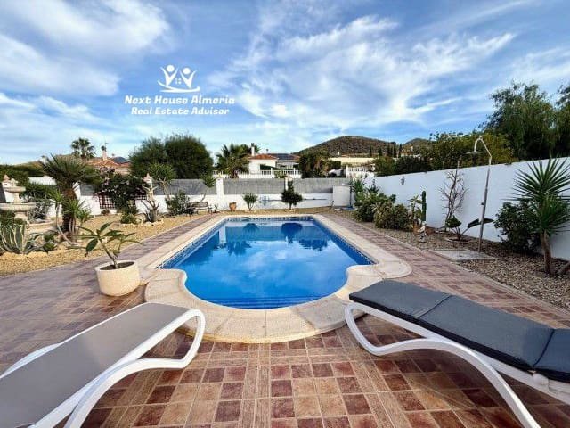 Diese atemberaubende Villa mit 3 Schlafzimmern und 2 Bädern befindet sich auf einem großzügigen 935 m² großen Grundstück im begehrten Weiler Limaria i