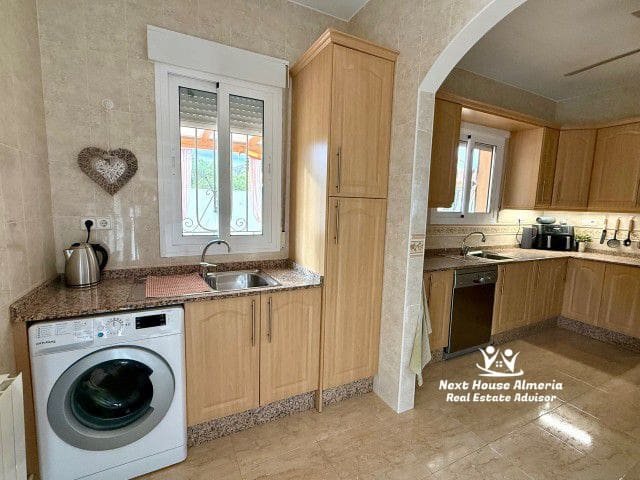 Diese atemberaubende Villa mit 3 Schlafzimmern und 2 Bädern befindet sich auf einem großzügigen 935 m² großen Grundstück im begehrten Weiler Limaria i