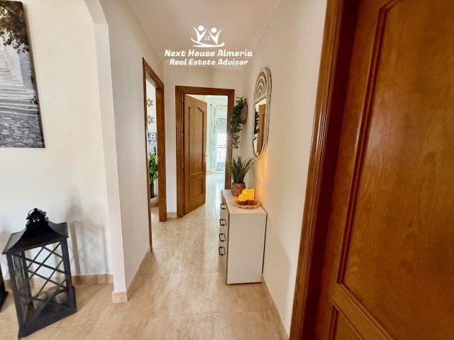 Diese atemberaubende Villa mit 3 Schlafzimmern und 2 Bädern befindet sich auf einem großzügigen 935 m² großen Grundstück im begehrten Weiler Limaria i