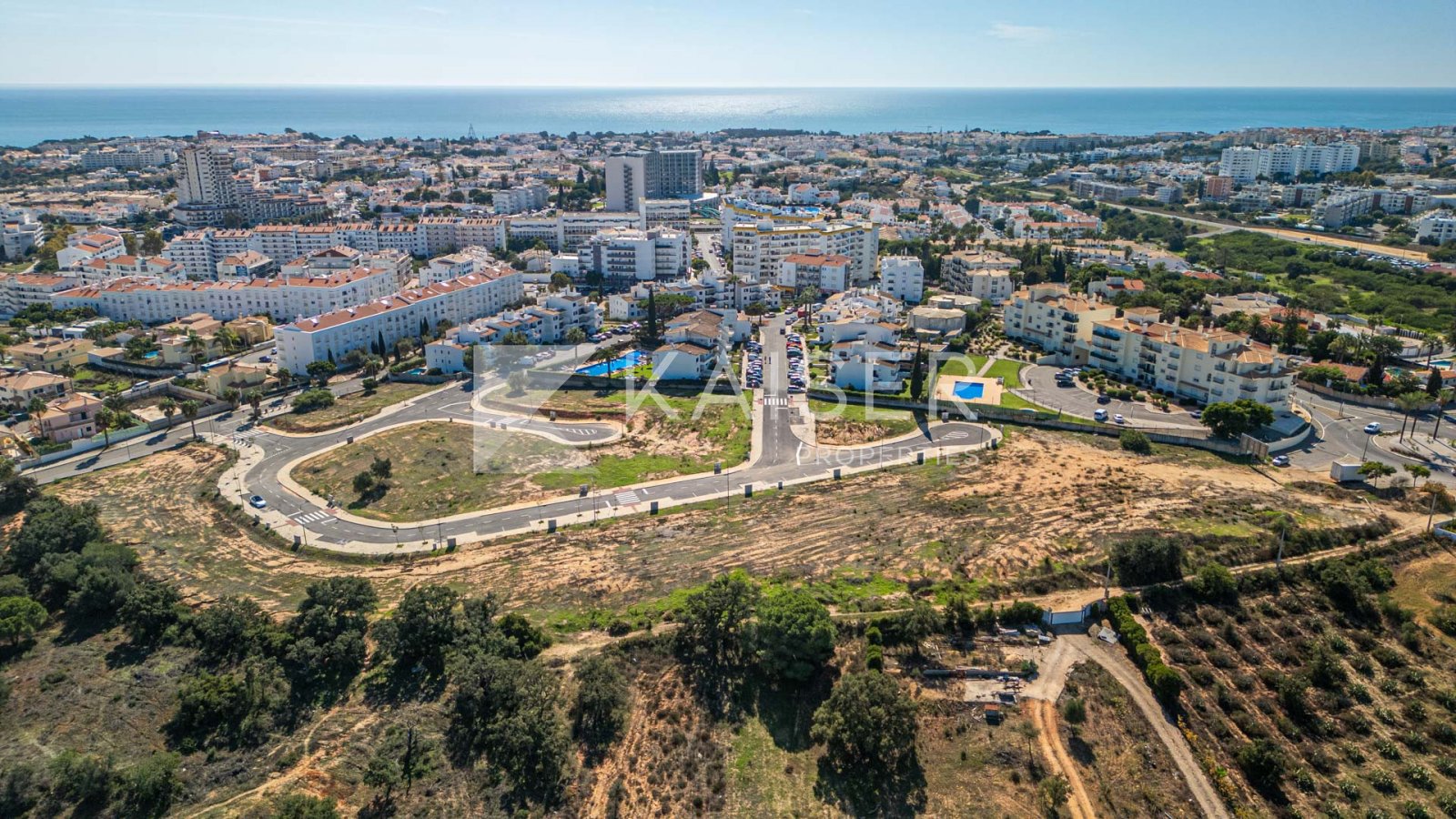 Albufeira: Dieses Baugrundstück befindet sich in einer Wohnsiedlung in ruhiger und dennoch zentraler Lage im Westen von Albufeira, in der Nähe aller Annehmlichke 