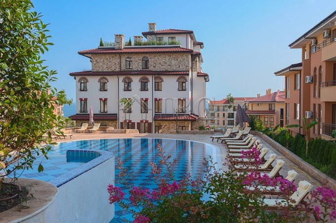 3-Bedroom, 2-Bathroom Apartment with private lounge on the top with exceptional sea view in Artur, Sveti Vlas! Own Parkspace included!<br><br>For sale