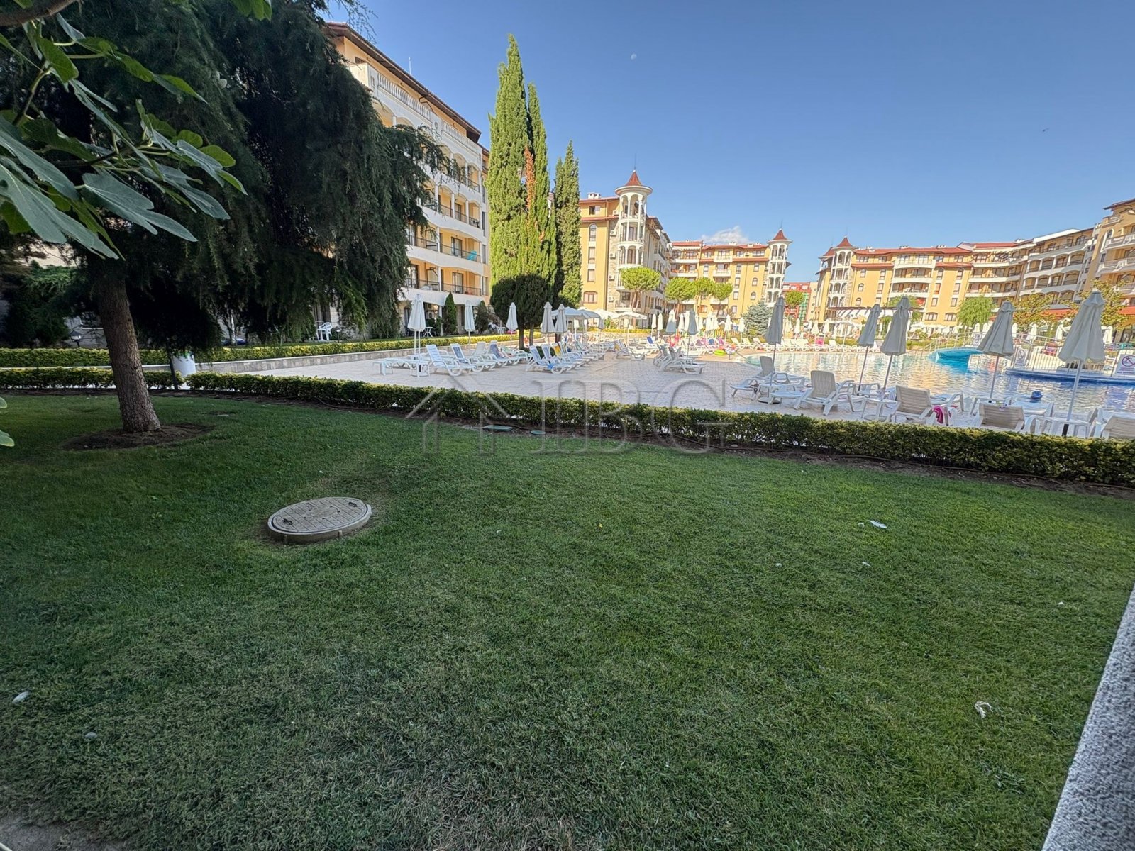 Apartment with Pool View | Royal Sun, Sunny Beach<br><br>For sale is a 1-bedroom apartment with pool view, located on the ground floor in complex Roya