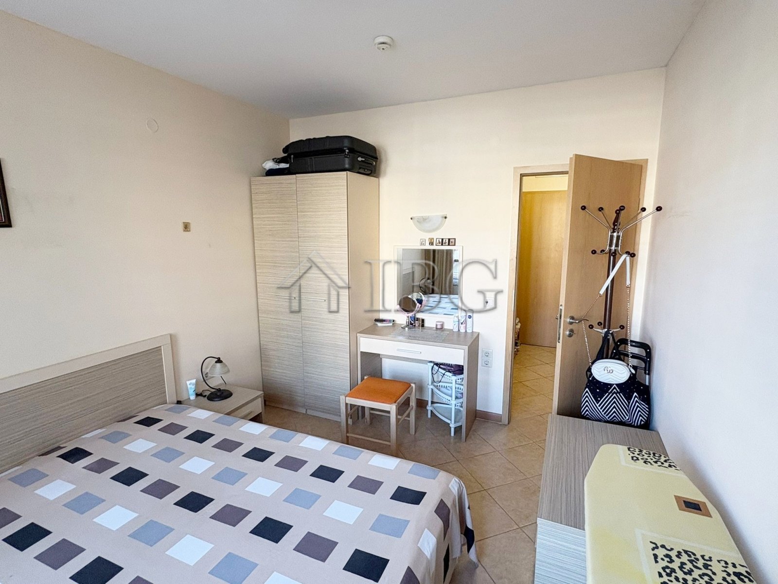 Apartment with Pool View | Royal Sun, Sunny Beach<br><br>For sale is a 1-bedroom apartment with pool view, located on the ground floor in complex Roya