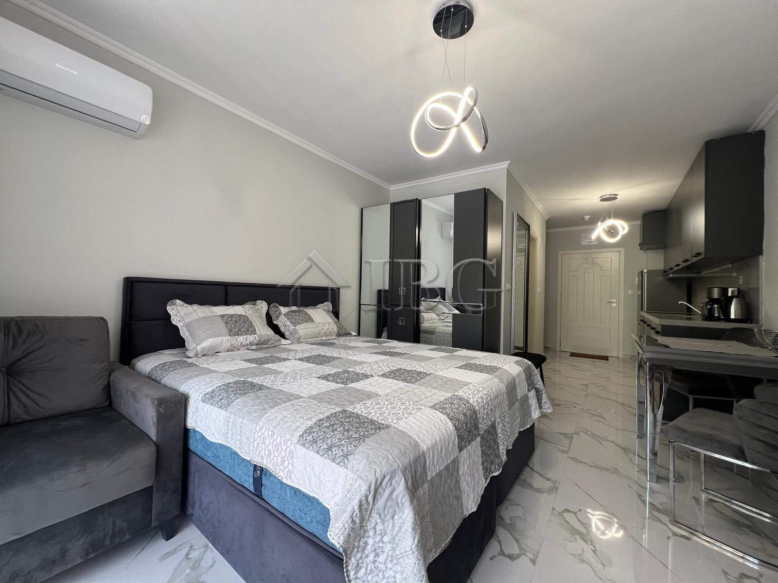 Studio with balcony | Valencia Gardens, Nessebar<br><br>IBG Real Estates is pleased to offer this spacious furnished studio with partial sea view loca