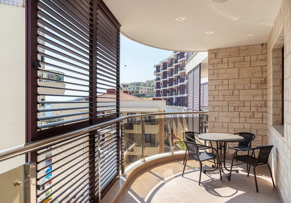 becici: 1 bedroom apartment

Area - 94 m2

Floor - 1

Floor tiles

Elevator

A bathroom

Terrace

View - on the sea, on the mountains 