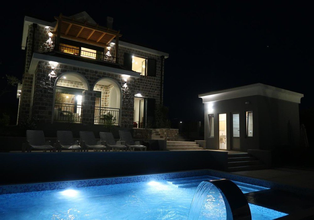 lustica: Lustica peninsula, Veslo district. Natural stone villa with swimming pool.

Three kilometers from the famous village of Lustica Bay and 20 kilometers  