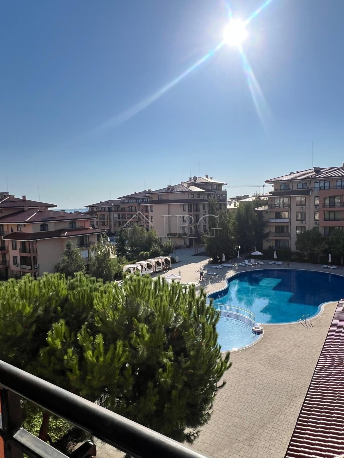 One-Bedroom Apartment with Pool and Partial Sea View in Star Dreams, Sveti Vlas<br><br>We are pleased to offer a one-bedroom apartment with a total ar