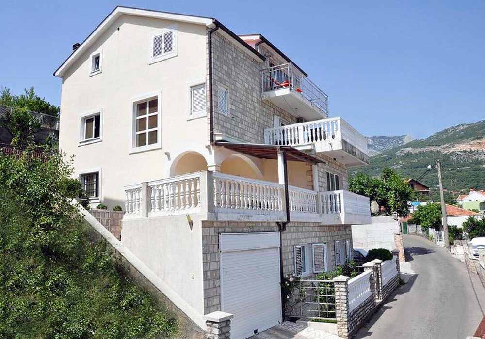 herceg novi: House area: 320 m2
Land area 220 m2
Floors: 3
furnished
Bedrooms: 6
Bathrooms: 4 