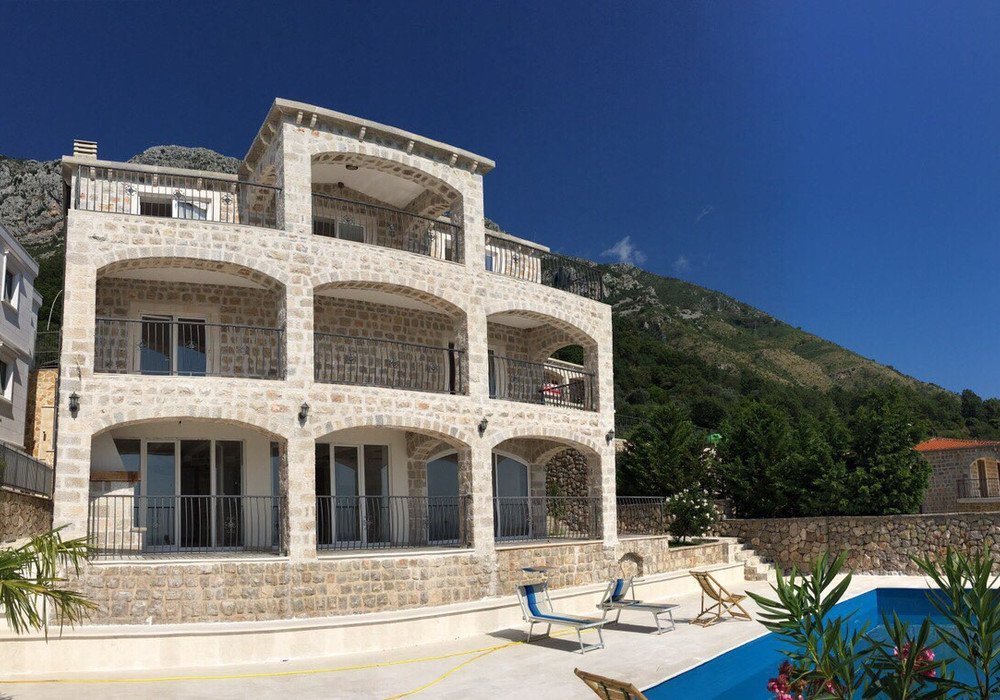 Total area 450 sq.m.
Land area 1000 sq.m.