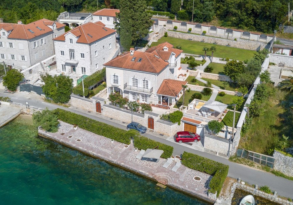 Villa area: 530m2 / net 409m2 /,
Three auxiliary objects:
Two garages: 45m2 and 29m2;
Auxiliary building: 20m2;
Land area: 2.108m2