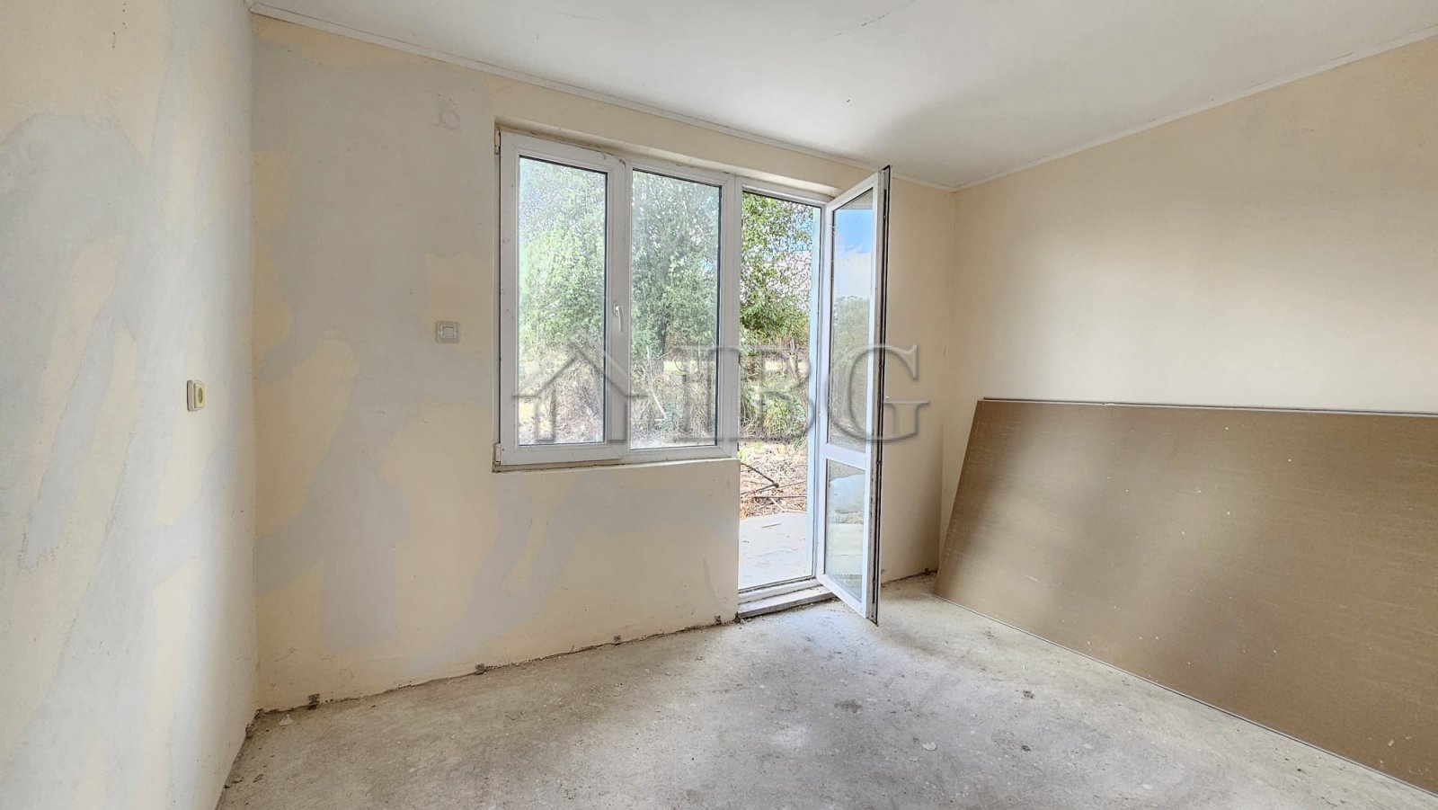 One-Storey Budget House for Sale in Dyulevo Village, Burgas Region, Bulgaria<br><br>IBG Real Estates offers for sale this cozy one-storey house locate