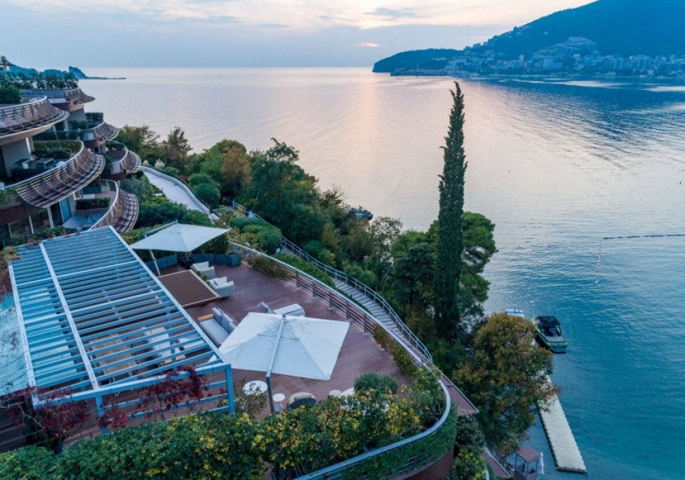 Our specific recommendation:

VILLA 12 - APARTMENT A5

3-4 bedrooms, lower level 312m2, roof terrace 253m2, entrance terrace 80m2

The total area is 6