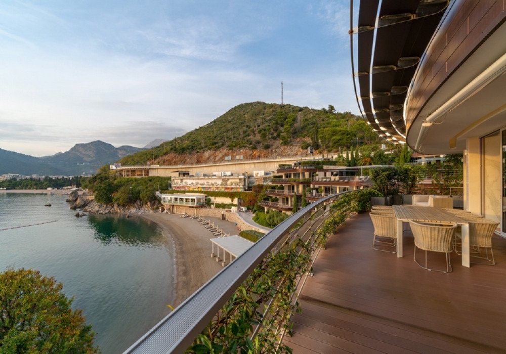 Our specific recommendation:

VILLA 12 - APARTMENT A5

3-4 bedrooms, lower level 312m2, roof terrace 253m2, entrance terrace 80m2

The total area is 6