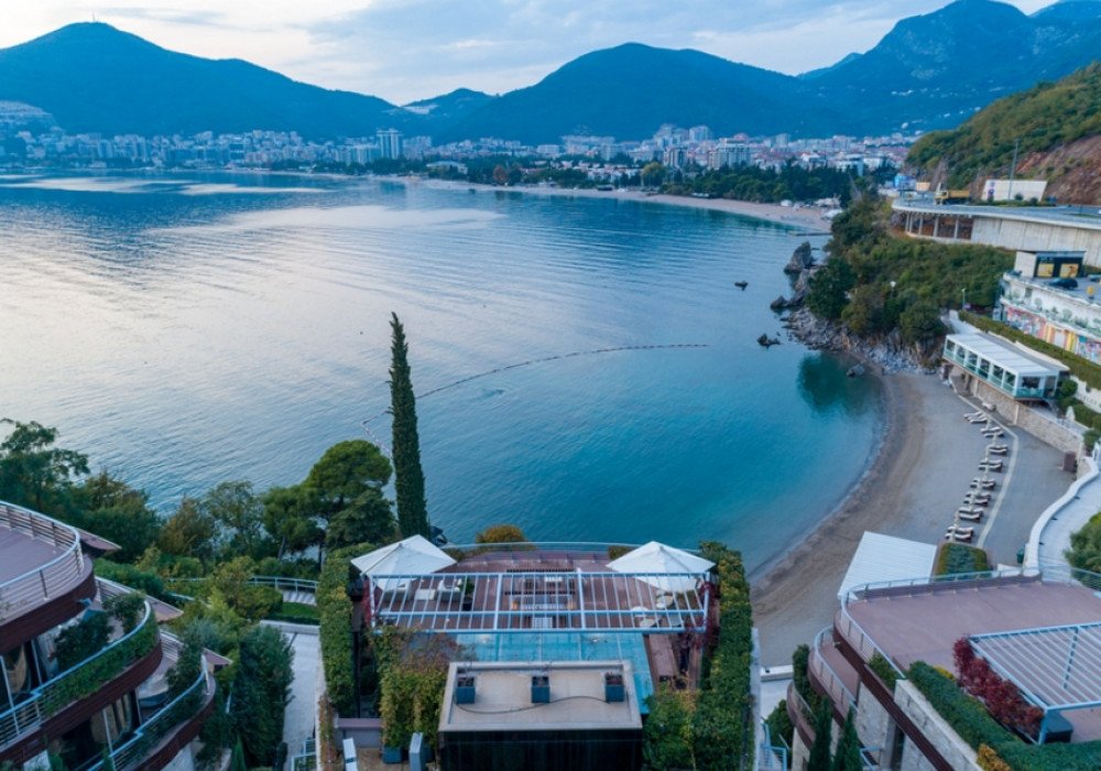 Our specific recommendation:

VILLA 12 - APARTMENT A5

3-4 bedrooms, lower level 312m2, roof terrace 253m2, entrance terrace 80m2

The total area is 6