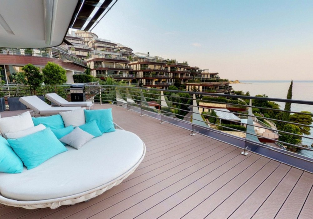 Our specific recommendation:

VILLA 12 - APARTMENT A5

3-4 bedrooms, lower level 312m2, roof terrace 253m2, entrance terrace 80m2

The total area is 6