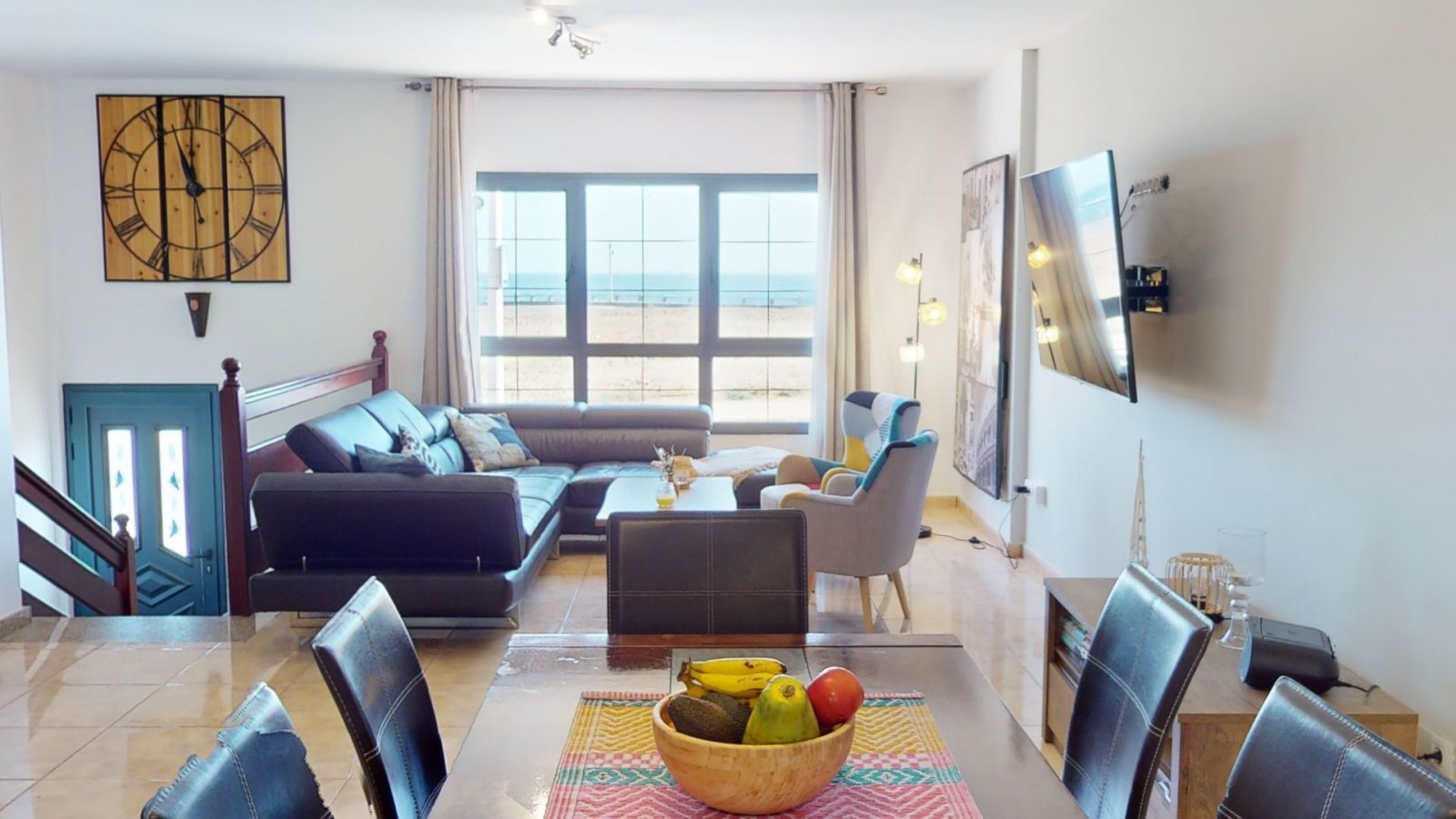 Exclusive and newly renovated terraced chalet with fantastic sea views on the first line of Playa de Arinaga.

Very large house on 4  floors with up