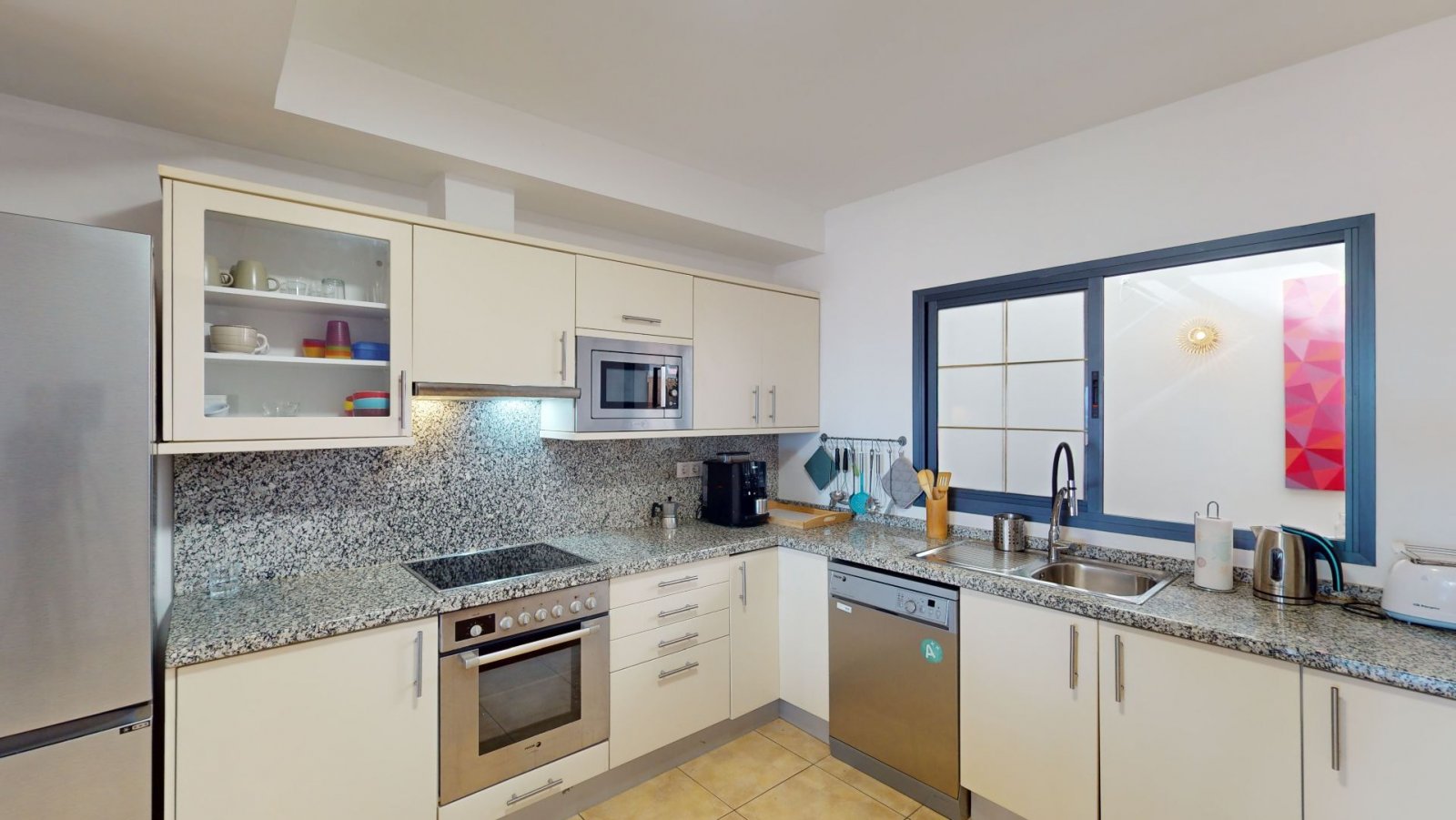 Exclusive and newly renovated terraced chalet with fantastic sea views on the first line of Playa de Arinaga.

Very large house on 4  floors with up