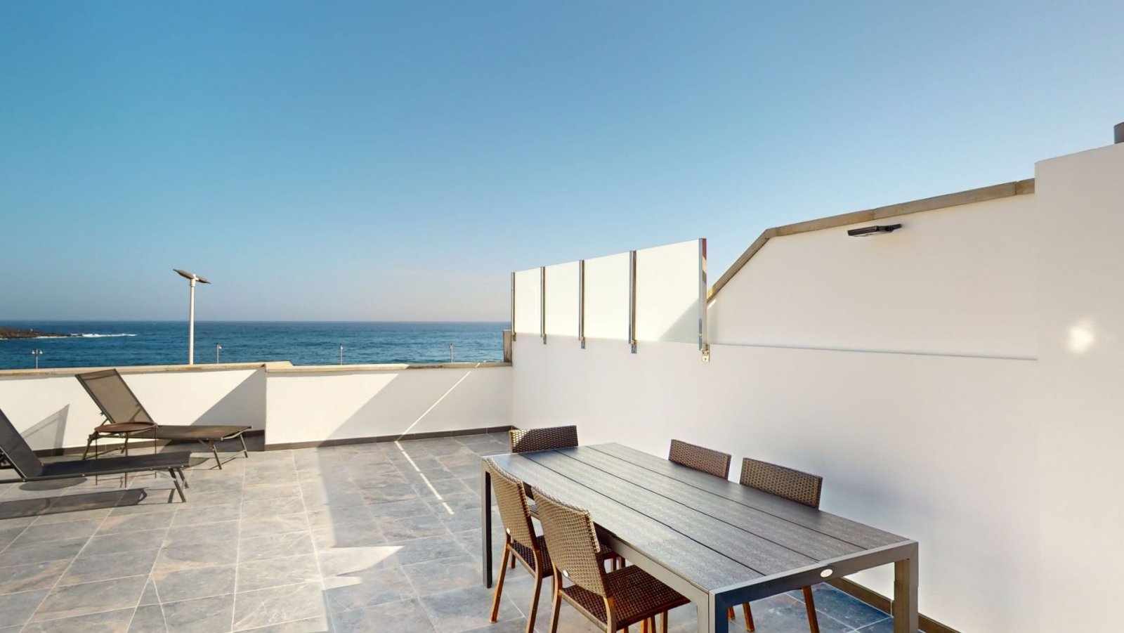 Exclusive and newly renovated terraced chalet with fantastic sea views on the first line of Playa de Arinaga.

Very large house on 4  floors with up