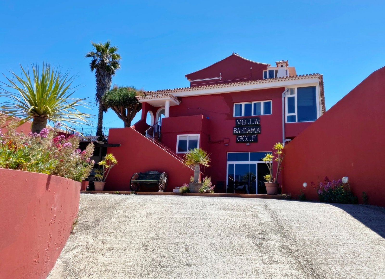 Santa Brígida: Whether you are looking for a new home or an incredibly unique investment opportunity, this stunning property is exactly what you need. Bringing you e 