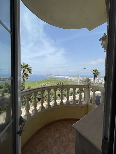 Las Palmas: Opportunity - Bank property - Financing up to 100 % possible. 
In very good condition.

Ground floor: Large garage for five vehicles. With a nice g 