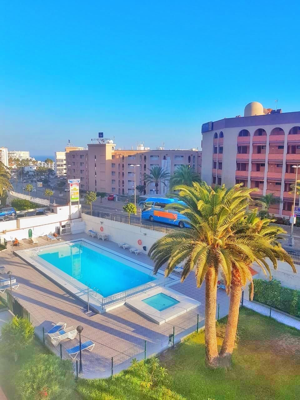 Luxurious and elegant Apartment, completely renovated, with stunning views to the sea.
It is located in the heart of Playa del Inglés, a few meters f