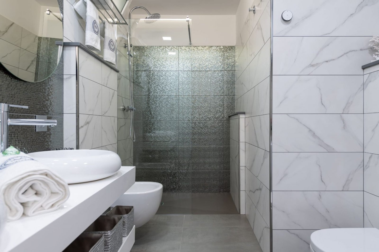 Luxurious and elegant Apartment, completely renovated, with stunning views to the sea.
It is located in the heart of Playa del Inglés, a few meters f