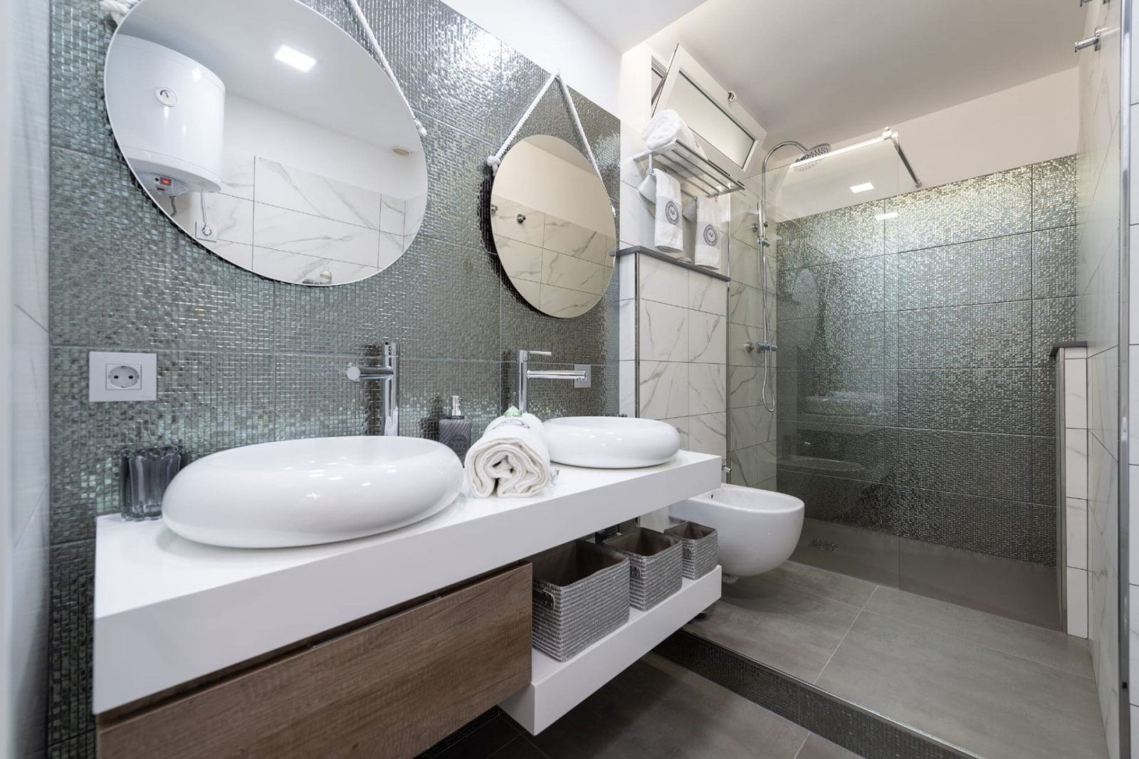 Luxurious and elegant Apartment, completely renovated, with stunning views to the sea.
It is located in the heart of Playa del Inglés, a few meters f