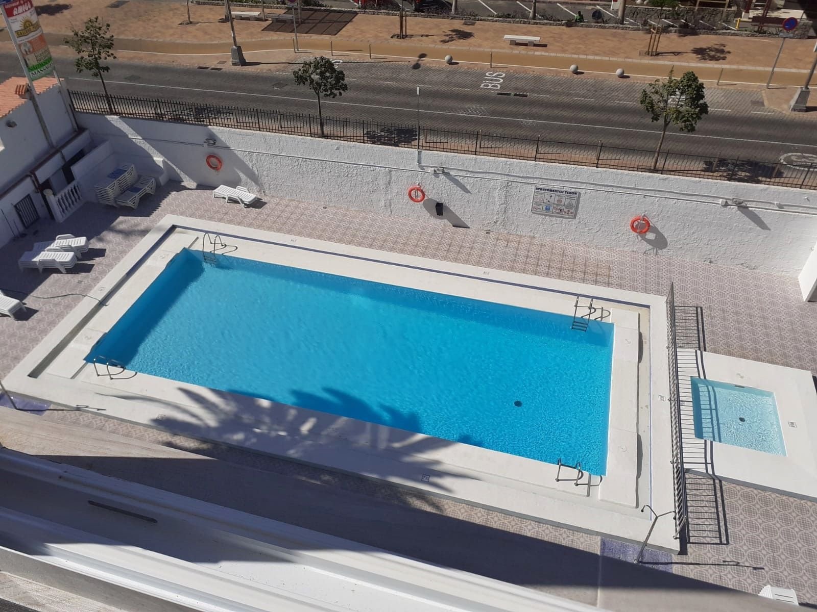 Luxurious and elegant Apartment, completely renovated, with stunning views to the sea.
It is located in the heart of Playa del Inglés, a few meters f