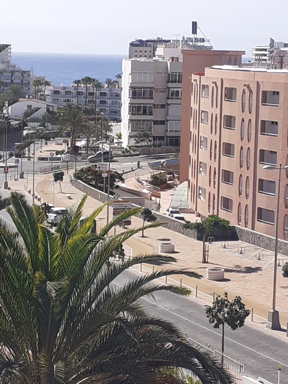 Luxurious and elegant Apartment, completely renovated, with stunning views to the sea.
It is located in the heart of Playa del Inglés, a few meters f