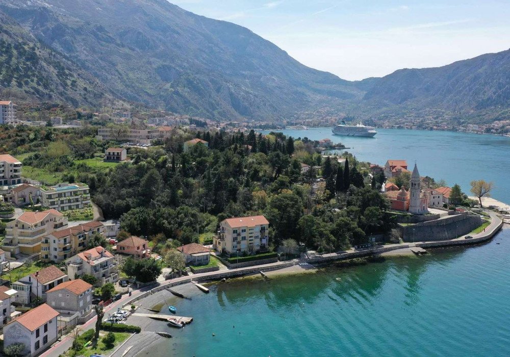 dobrota: Boka Kotorska bay, Dobrota area. Small apartment house under construction with a luxury swimming pool.

The construction completion date is December 2 