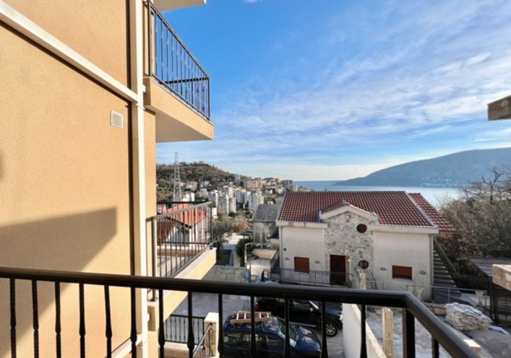herceg novi: Herceg Novi. New apartments from the Developer.

New five-storey house with panoramic views of the Bay of Kotor.

Distance to the sea 550m.

Area 380  