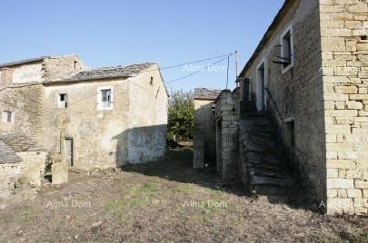 Steinhaus Renovieren Sie Ihre Oase in Oprtalj: Steinhäuser auf großem Grundstück mit Potenzial