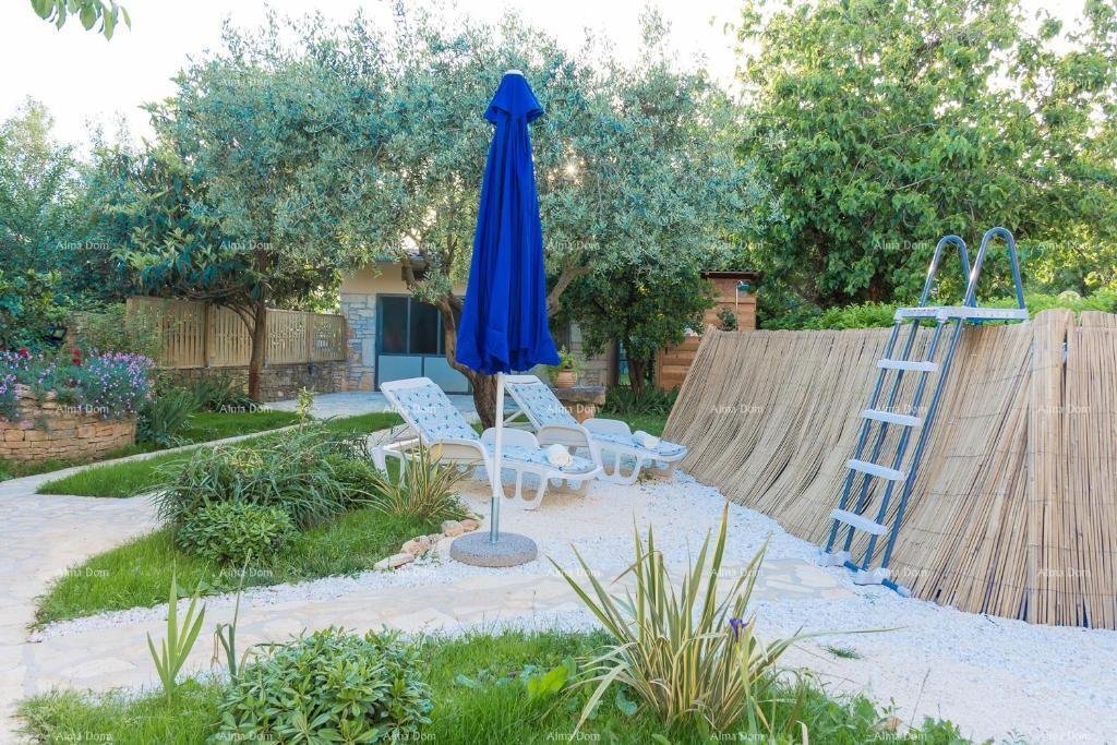 Haus Steinhaus mit einem legalisierten Gebäude im Garten