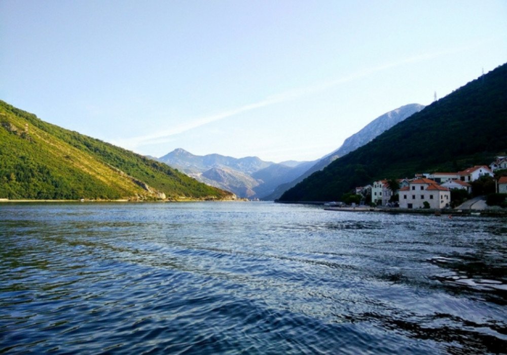 kotor: Boka Bay of Kotor, Kamenari district. New apartments in a club-type apartment building.
The distance to the sea is 300m.

The house has four floors, a 