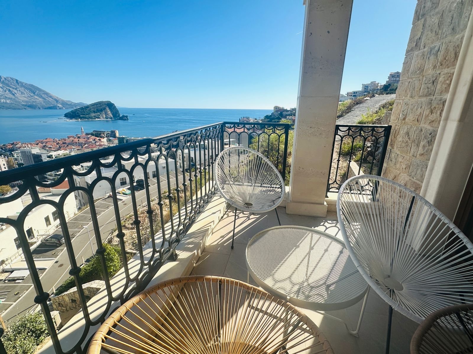 Budva: ‍

LOCATION

This apartment is located in Budva, 300m away from the city center. The sea and the beach are 800m away from the apartment. Tivat airport 