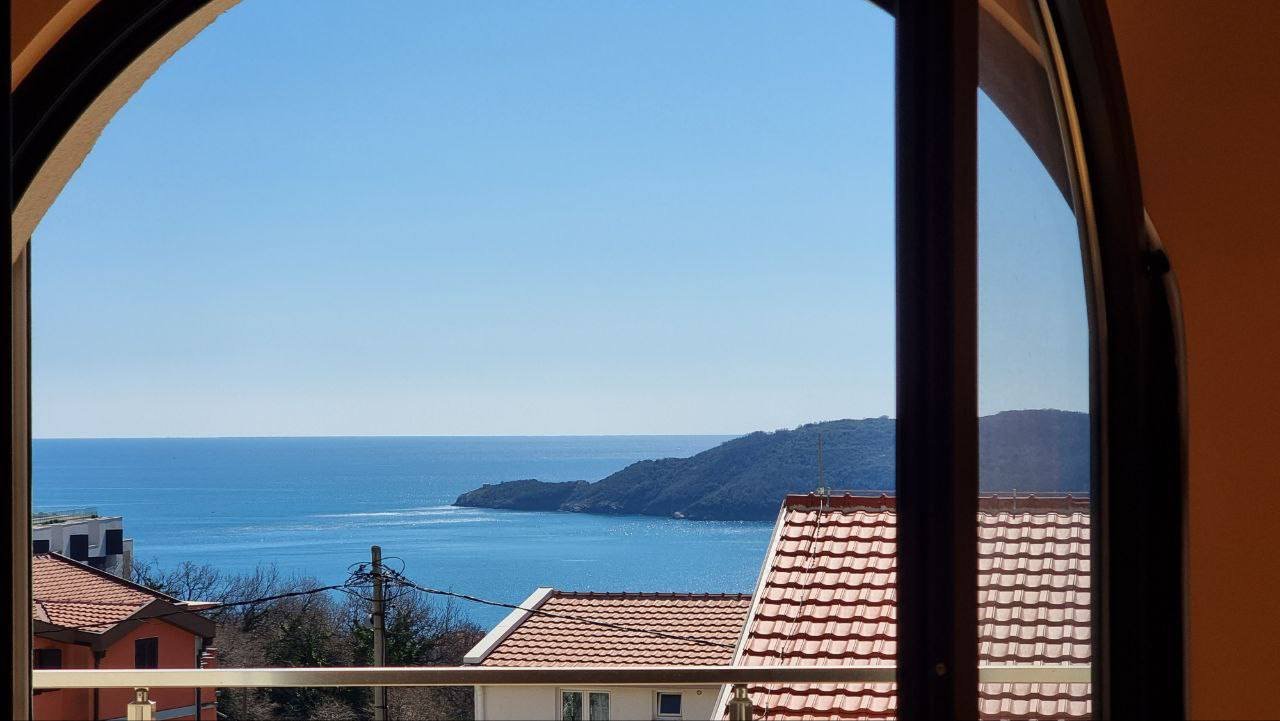 Budva: ‍

LOCATION

This apartment is located in Becici, Budva Municipality, 5km away from the city center. The sea and the beach are 1,3km away from the apa 