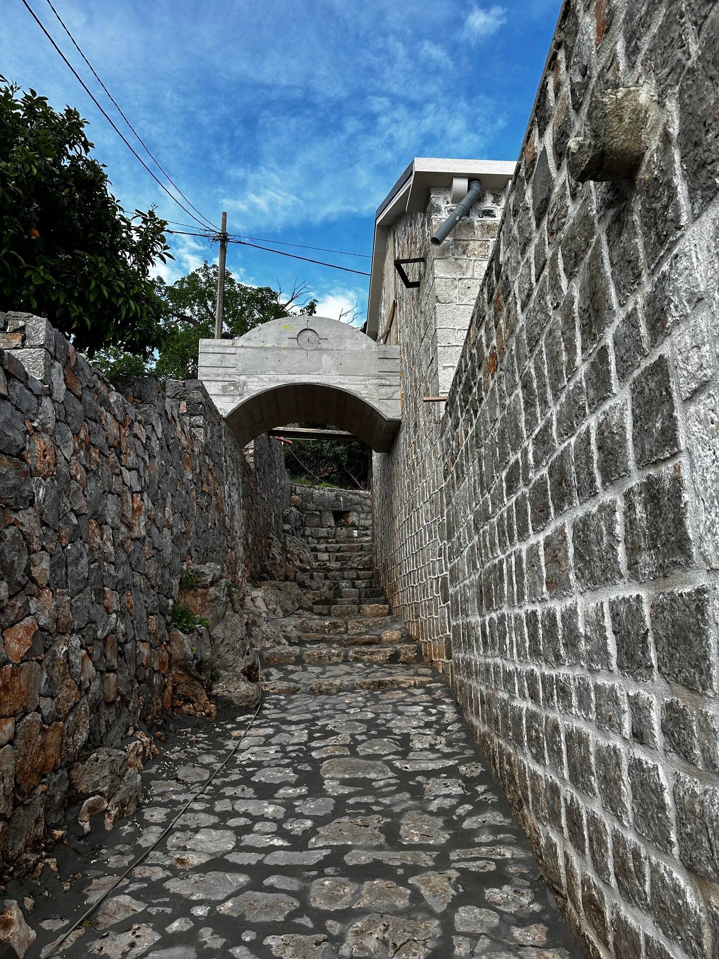 ‍

‍

LOCATION

This house is located in Lustica Peninsula, Herceg Novi Municipality, 39km from the city center. The sea and the beach are 3km away fr