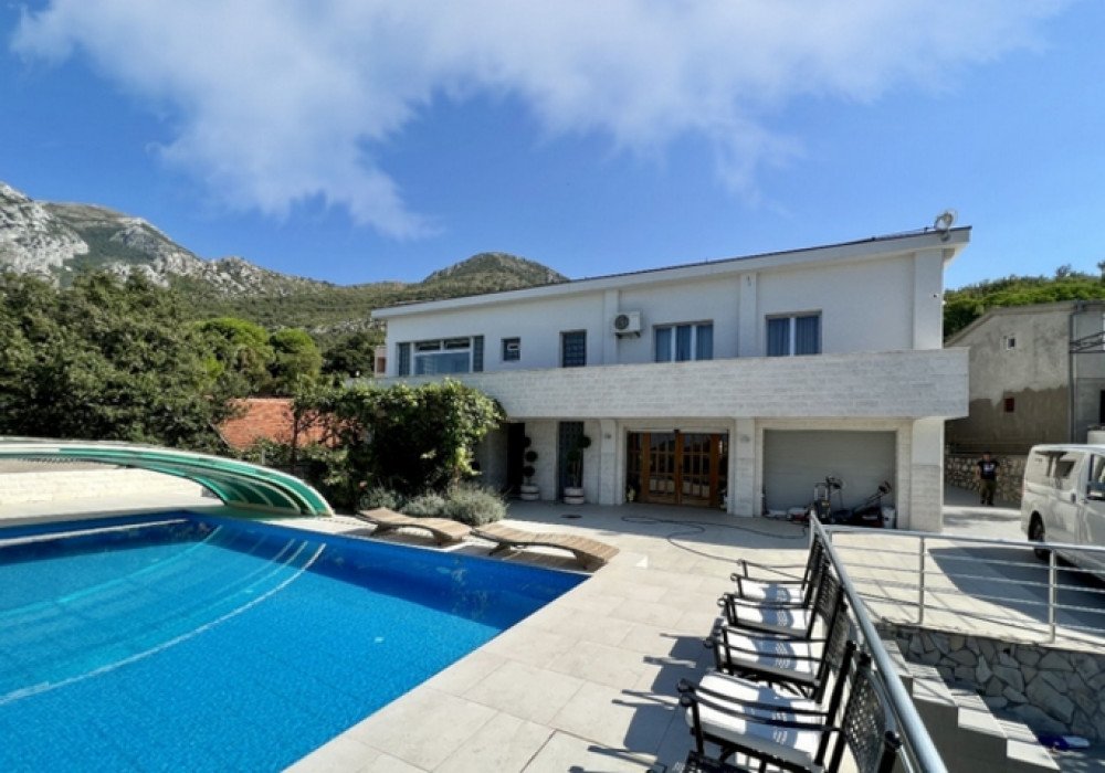 Description
Bar, Ratac district. Two-storey villa with a swimming pool and five bedrooms
The distance to the sea is 800m.
Sea view
The area is 472 sq.