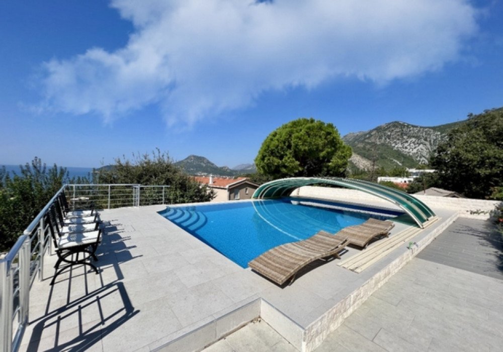 Description
Bar, Ratac district. Two-storey villa with a swimming pool and five bedrooms
The distance to the sea is 800m.
Sea view
The area is 472 sq.