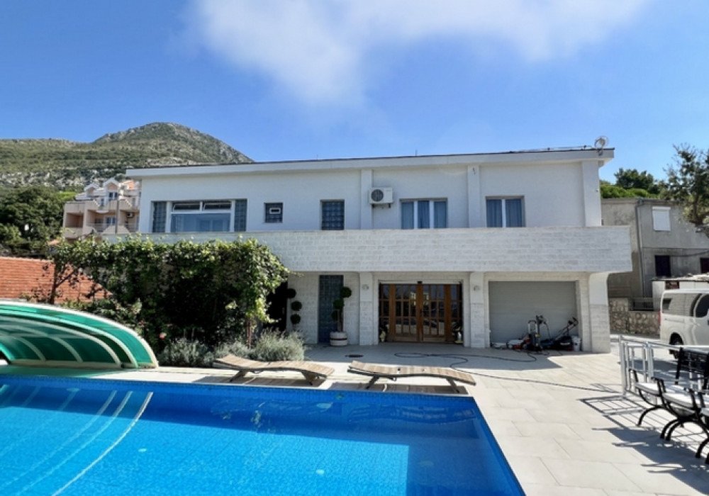 Description
Bar, Ratac district. Two-storey villa with a swimming pool and five bedrooms
The distance to the sea is 800m.
Sea view
The area is 472 sq.