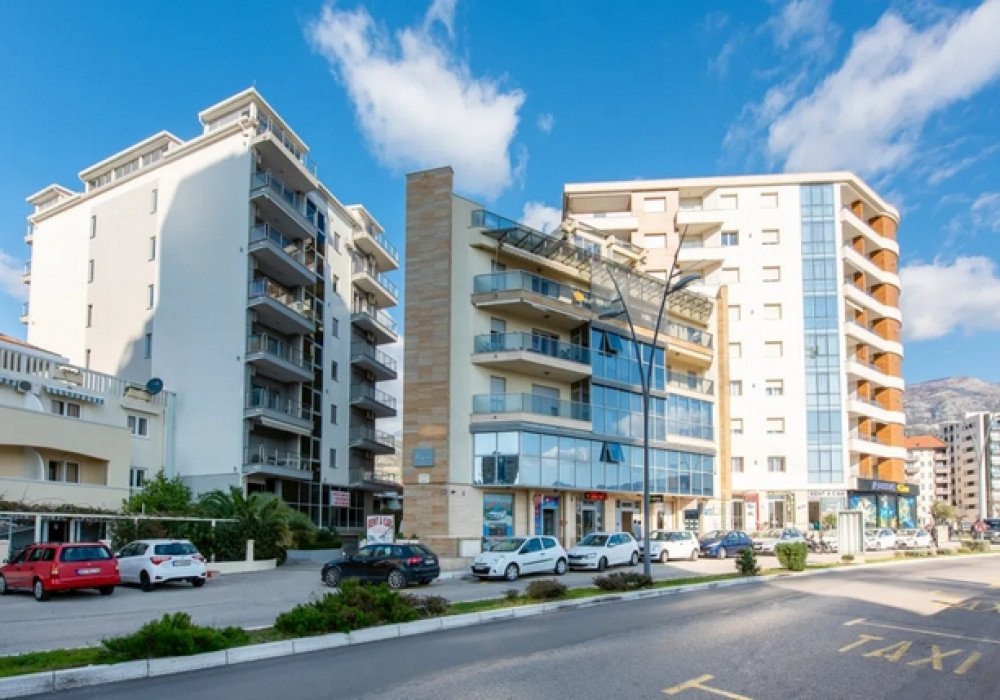 Description
Budva, the center.  One-bedroom apartment
Payment in any currency is possible
The distance to the sea is 70m.
View of the city
The area is