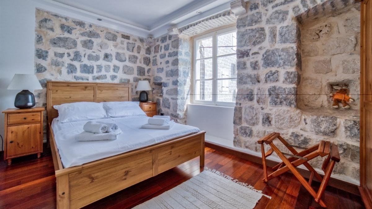 ‍

‍

LOCATION
This villa is located in Kotor Municipality, 13km away from the city center. The sea is right in front of the villa. Tivat airport is 2