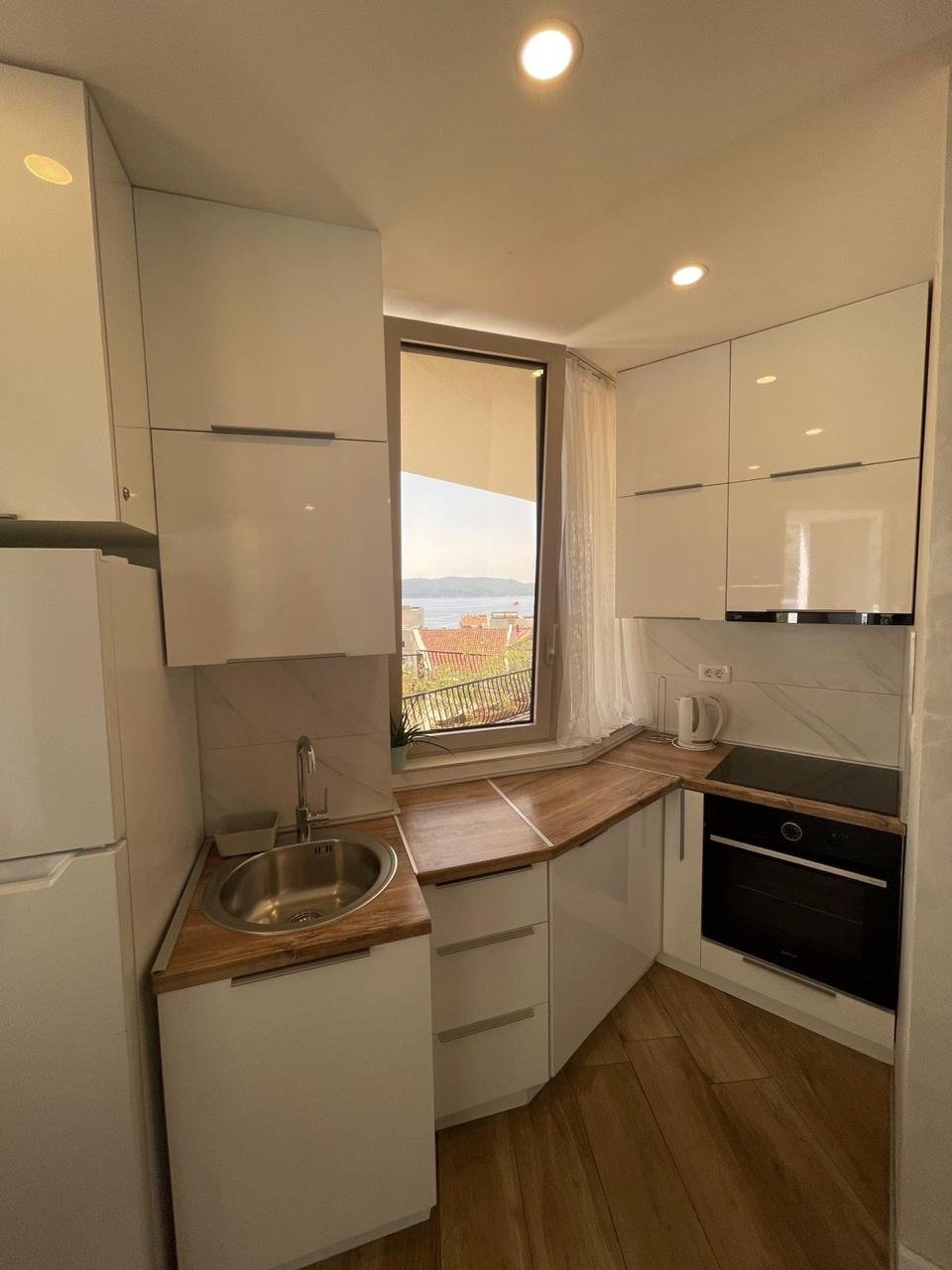 ‍

‍

LOCATION
This apartment is located in Budva Municipality, 4km away from the city center. The sea and the beach are 200m away from the apartment.