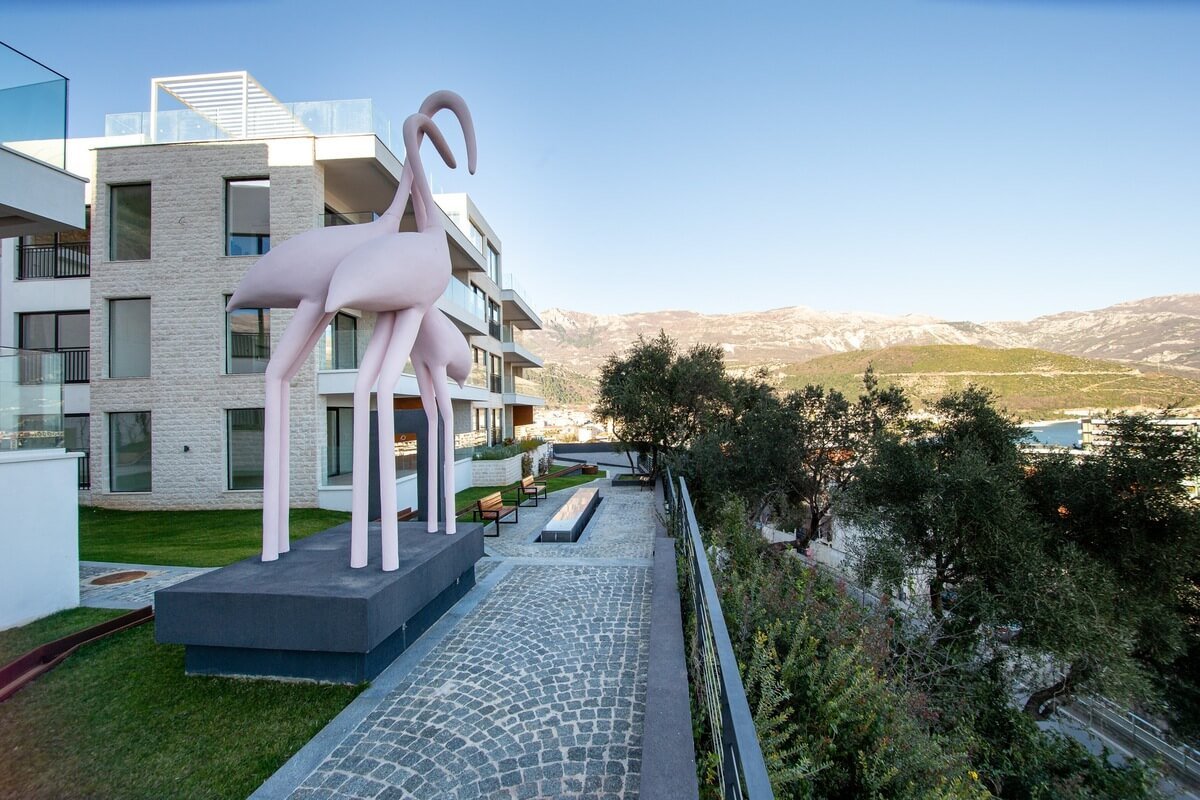 ‍

This penthouse has views from three sides of a building, with a total area of 125,84 m2, plus rooftop house with 12,48 m2, and 124,61 m2 of a rooft