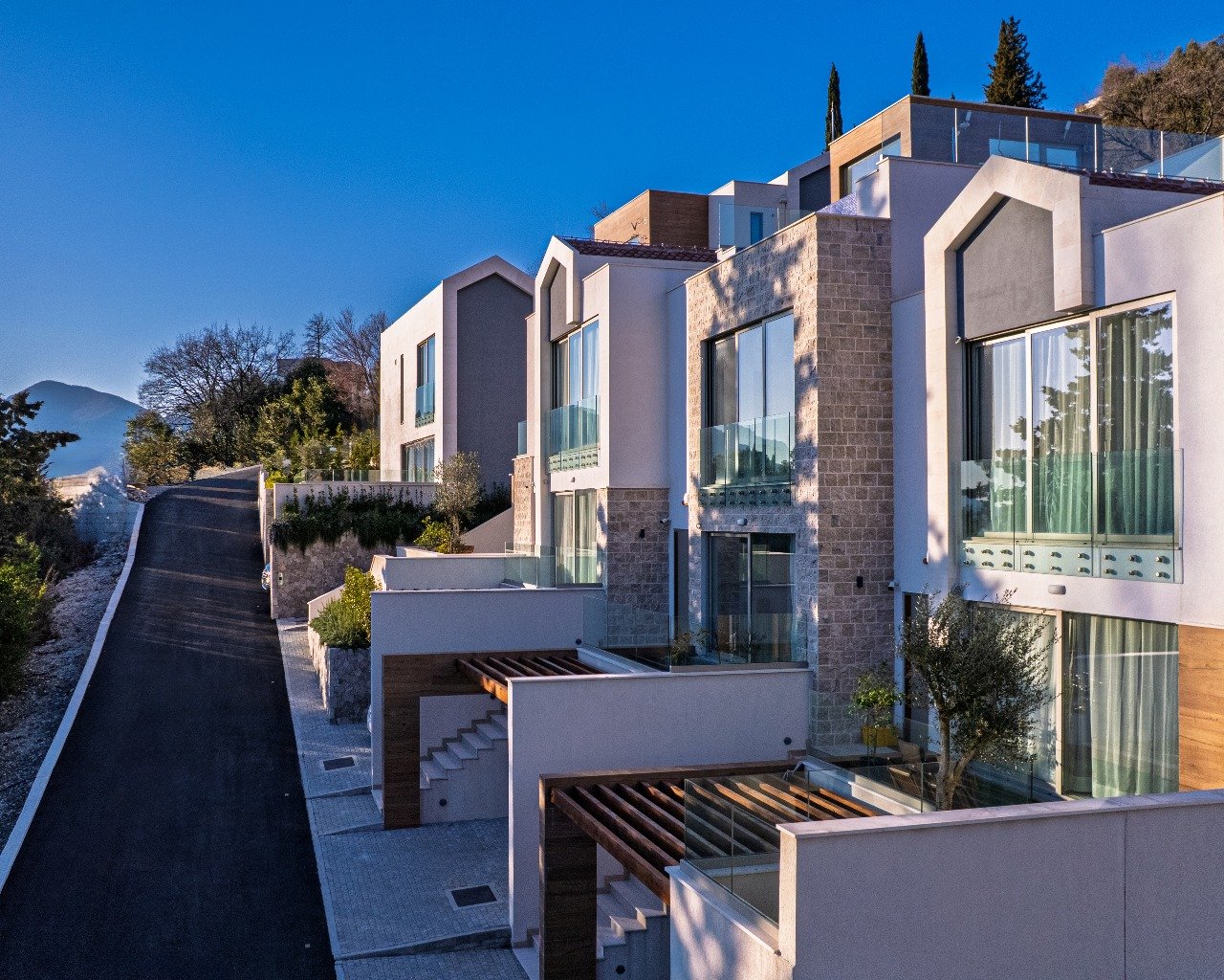 LOCATION 
This townhouse is located in Tivat, 1,5km away from the city center. The beach and the sea are 100m away from the house. Tivat airport is 5k