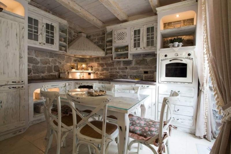 This unique property is located right next to the sea and has its own beach and pool. 

Th villa consists of a living room with a fire place, dining r